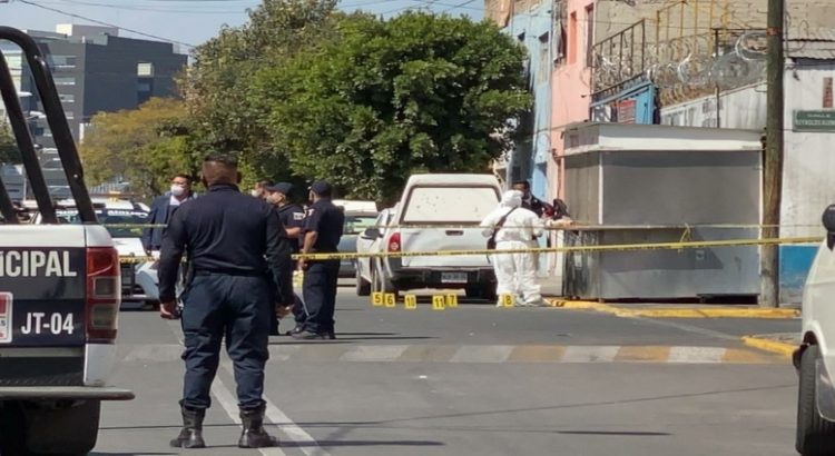 Ataque a balazos a policías en Jalisco; hay un muerto.