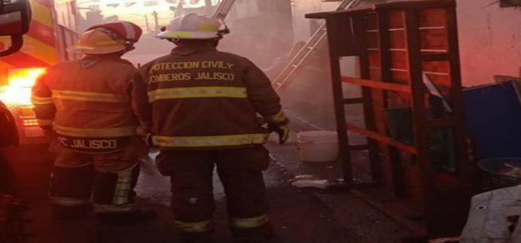 Bomberos rescatan a 15 personas de incendio
