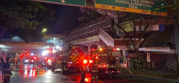 Mercado San Juan de Dios arde en llamas