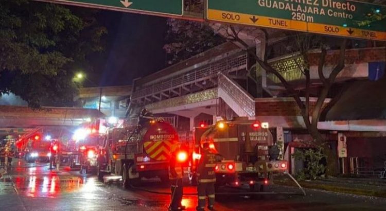 Mercado San Juan de Dios arde en llamas