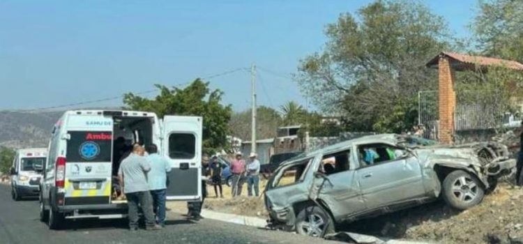 Niña pierde la vida en accidente carretero en Ayotlán