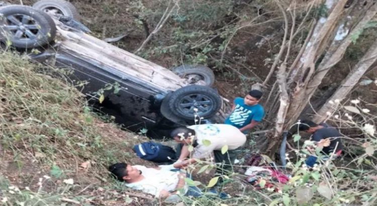 Volcadura en Cihuatlán deja cuatro heridos