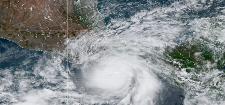 Agatha se debilita a huracán categoría 1 tras tocar tierra en Oaxaca