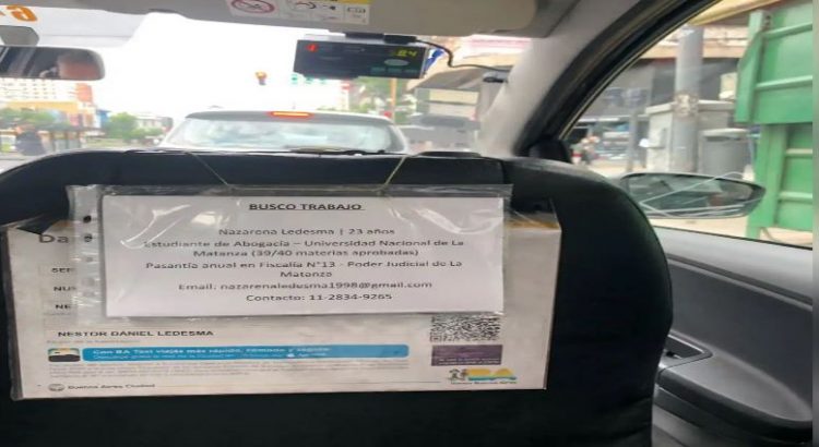 Amor de padre, promueve el CV de su hija en su taxi