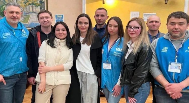 Angelina Jolie se reúne con desplazados en Leópolis, en el oeste de Ucrania