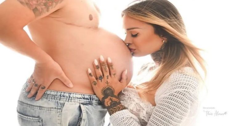 Hombre trans embarazado protagoniza campaña del Día de las Madres de Calvin Klein
