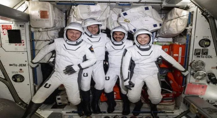 Llegan astronautas a bordo de capsula de SpaceX