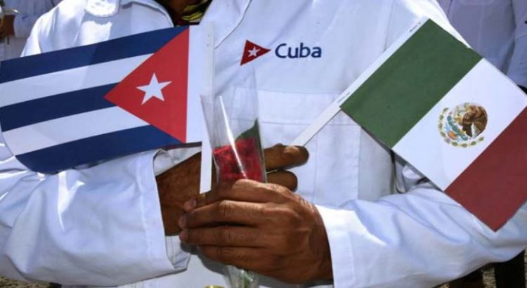 Médicos mexicanos rechazan arribo de especialistas cubanos por orden de López Obrador