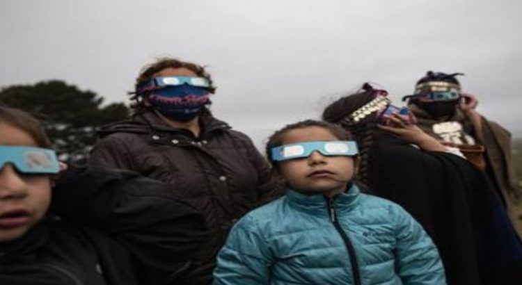 Observan eclipse solar en Chile