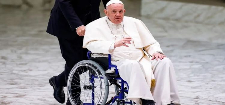 Papa Francisco utiliza silla de ruedas