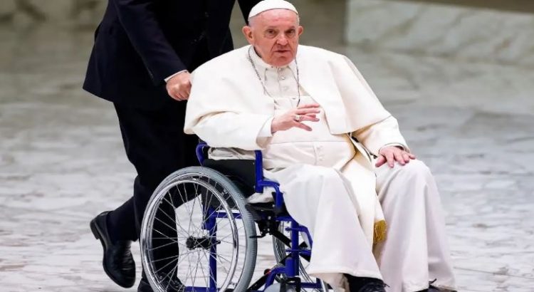 Papa Francisco utiliza silla de ruedas