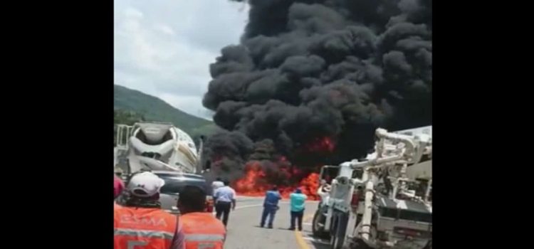 Choque provoca explosión de pipa con diésel en Jalisco