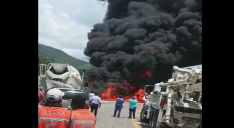 Choque provoca explosión de pipa con diésel en Jalisco