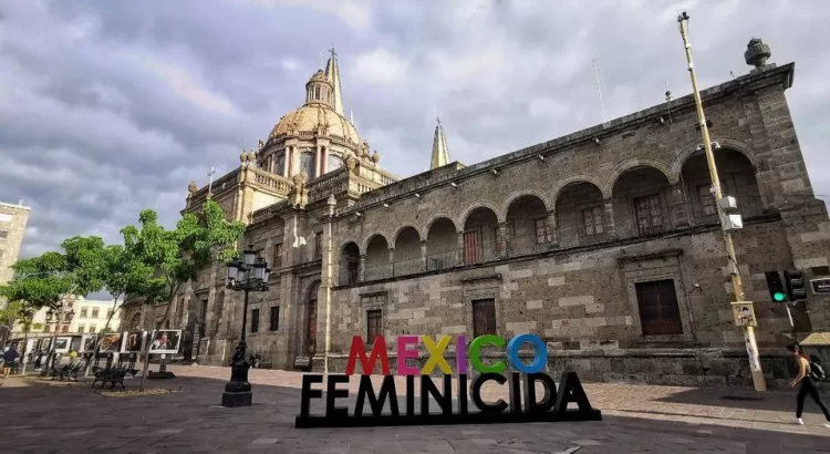 Colectivo coloca letrero con la leyenda ‘México Feminicida’ en Guadalajara