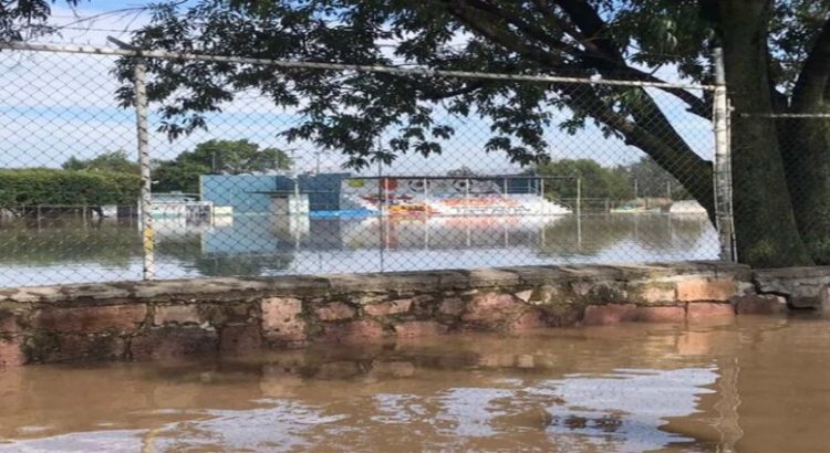 Escuela quedan bajo el agua tras desbordamiento de ríos en Jalisco