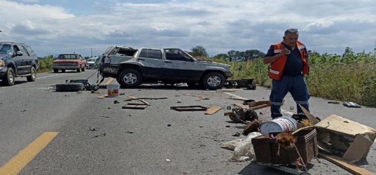 Volcadura en Jalisco deja como saldo un muerto y 24 lesionados