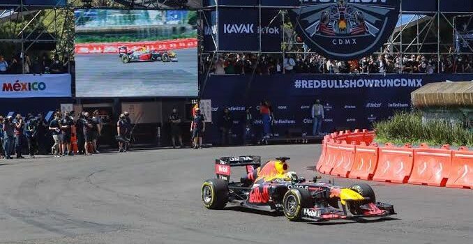 “Checo” Pérez se luce en el Red Bull Show Run en Guadalajara