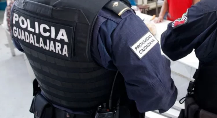 Hombre lanza paquete en edificio de Guadalajara y piensan que es una bomba
