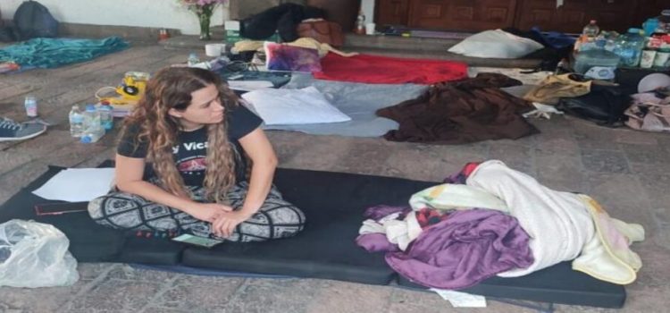 Mujer levanta huelga de hambre afuera de Casa Jalisco