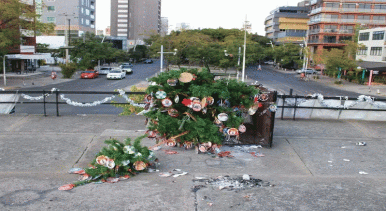 Vandalizan árbol de Navidad adornado para conmemorar a los desaparecidos de Jalisco