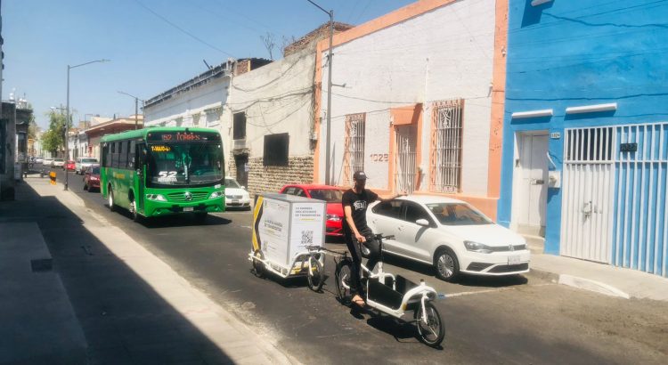 Locales cambian el auto por la bicicleta para distribuir su mercancía en Guadalajara