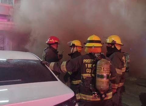 Se incendia torre de departamentos en Guadalajara