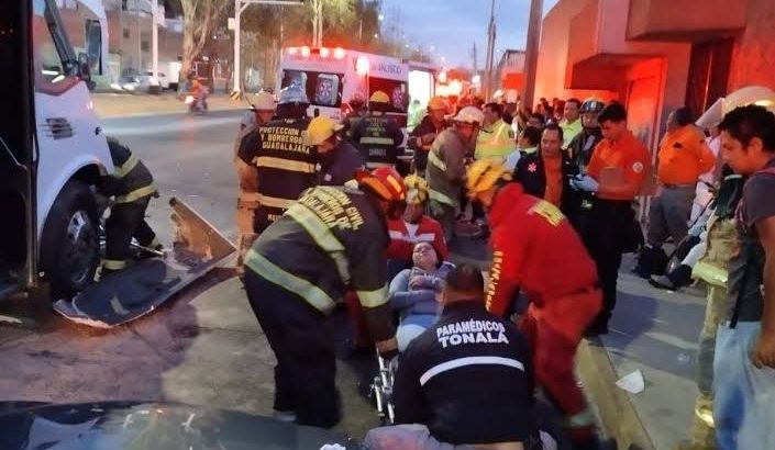 Accidente vial en periférico de Guadalajara deja 30 heridos
