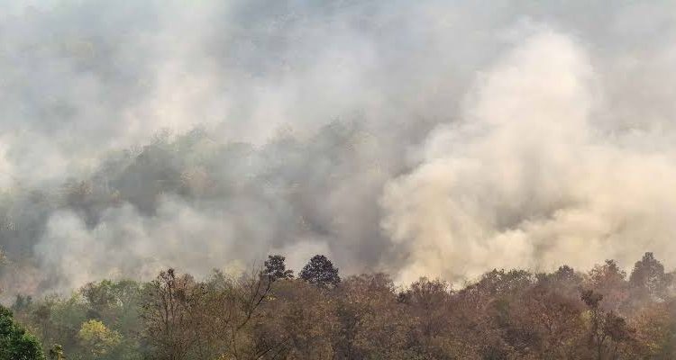 Humo cubre la Zona Metropolitana de Guadalajara; no logran contener los incendios forestales cercanos