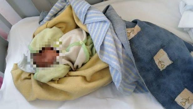 Abandonó en el hospital a su hijo recién nacido