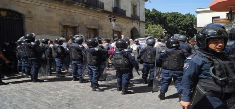 Policías balean a manifestantes en Jalisco