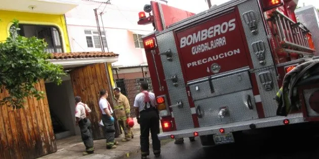 Vecinos rescatan a menor en incendio de casa en Guadalajara