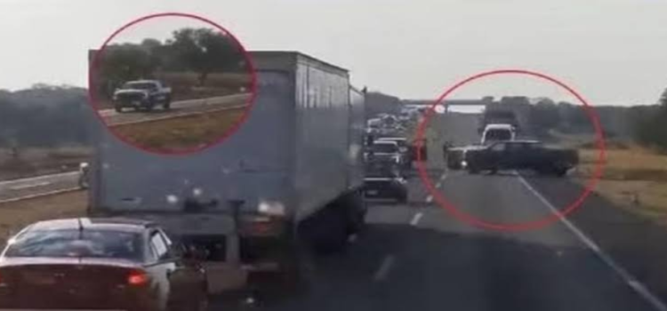 Bloquean autopista de Jalisco para robar camionetas