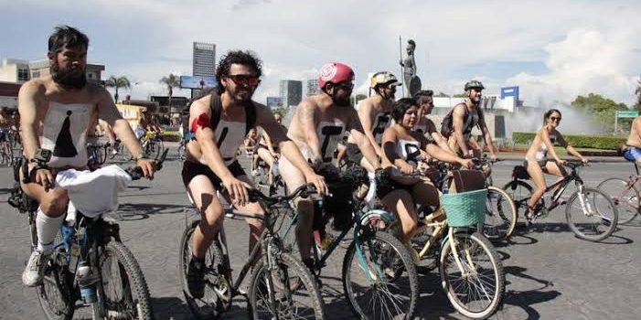 Ciclistas llevaron a cabo rodada al desnudo en Guadalajara