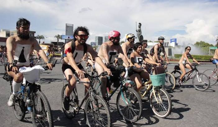 Ciclistas llevaron a cabo rodada al desnudo en Guadalajara