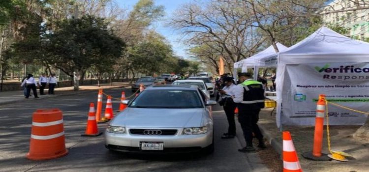 Sancionan más de nueve mil vehículos por no verificar en Jalisco