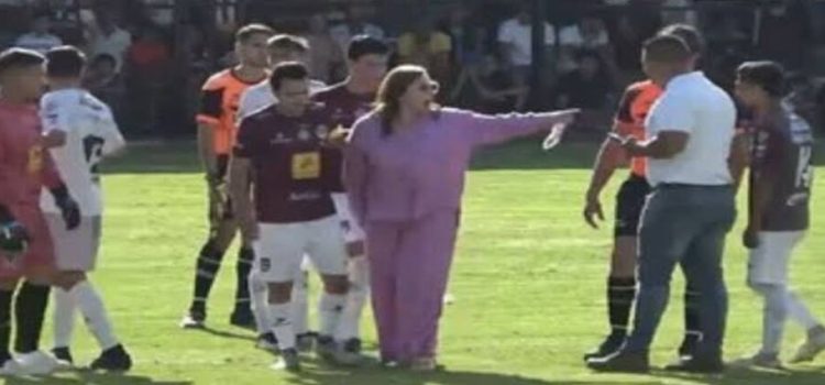 Alcaldesa de Arandas invade la cancha en la Copa Jalisco para regañar al árbitro