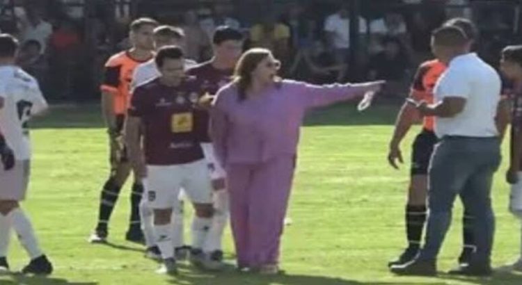 Alcaldesa de Arandas invade la cancha en la Copa Jalisco para regañar al árbitro