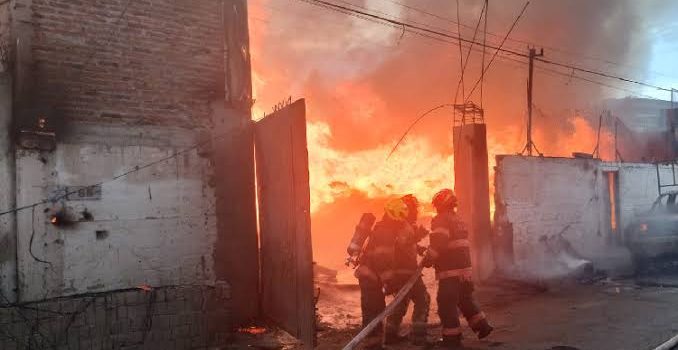 Se incendia fábrica de tarimas en Guadalajara