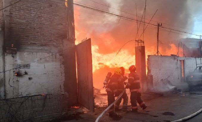 Se incendia fábrica de tarimas en Guadalajara