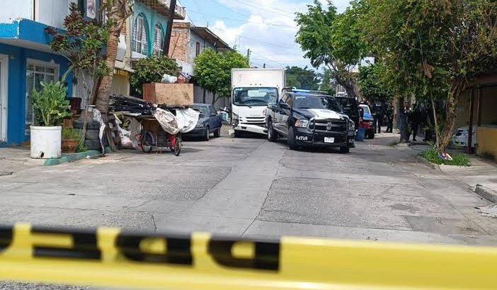 Hombre intenta robar un camión repartidor de leche en Guadalajara