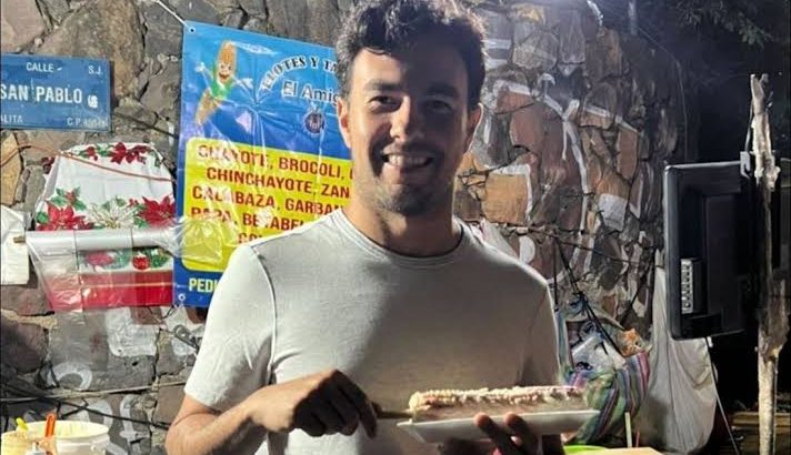 Checo Perez aprovecha sus vacaciones para comerse un elote en Guadalajara