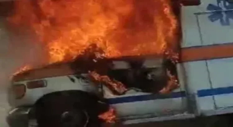 Se incendia ambulancia afuera de la Clínica 93 del IMSS en Jalisco