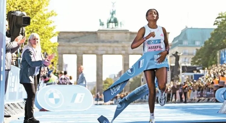 Tigist Assefa rompe récord mundial en maratón de Berlín