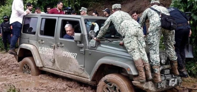 AMLO queda atascado en Jeep militar rumbo a Acapulco
