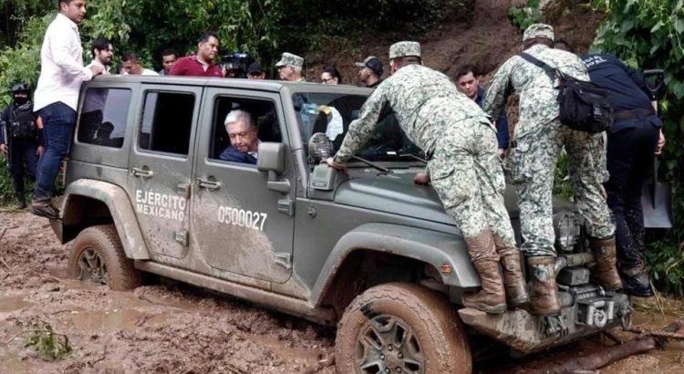 AMLO queda atascado en Jeep militar rumbo a Acapulco