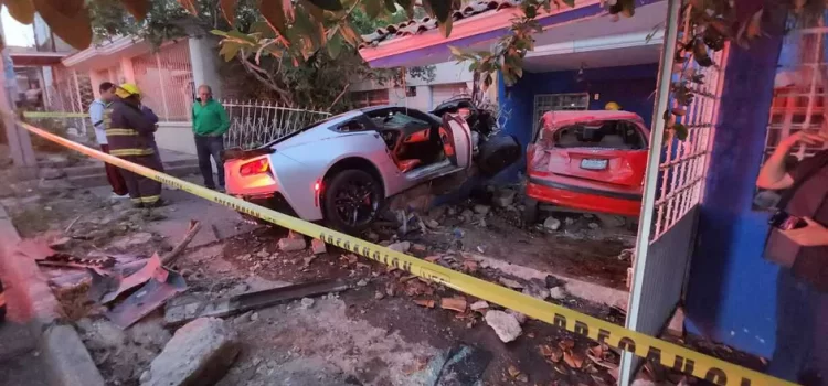Mujer choca Corvette contra dos casas tras discutir con su ex en Guadalajara