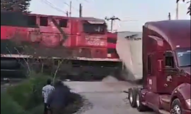 Por querer ganarle el paso Trailer es embestido por Tren en Jalisco