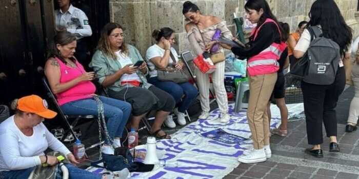 Mujeres se encadenan afuera del Congreso de Jalisco para exigir aprobación de la Ley Vicaria