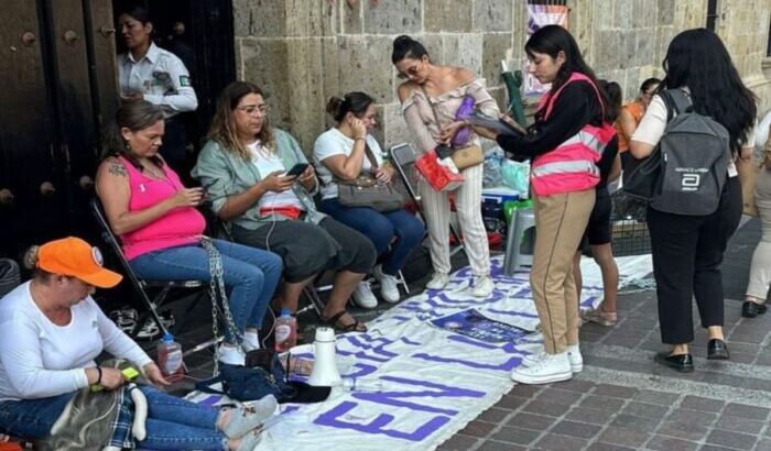 Mujeres se encadenan afuera del Congreso de Jalisco para exigir aprobación de la Ley Vicaria