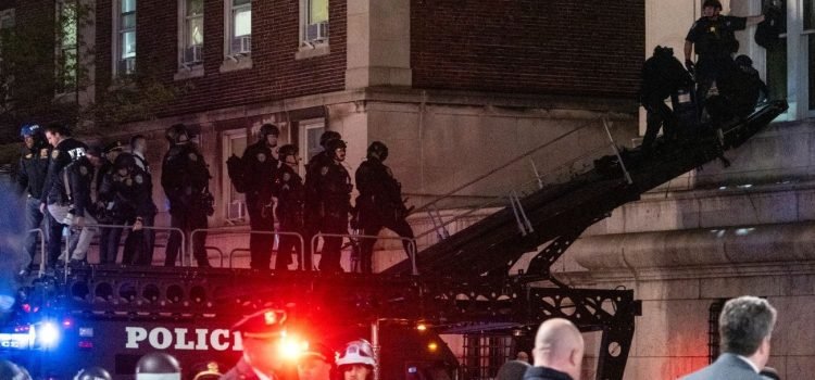 Tensión en campus: desalojo policial en Universidad de Columbia Tensión en campus: desalojo policial en Universidad de Columbia